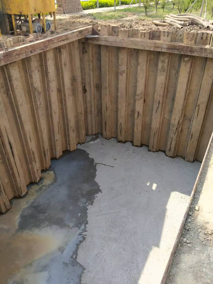 非开挖铺设雨水管道用的顶管机就放置在这个工作井内